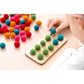 Sortiertafeln mit Filzkugeln zum Rechnenlernen