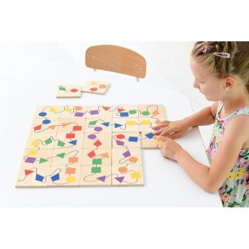 Dominospiel mit Formen und Farben