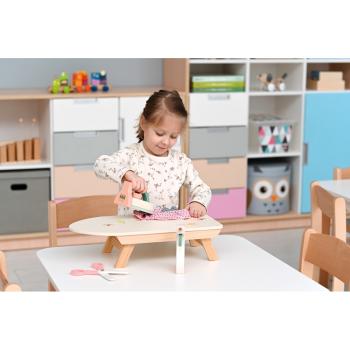 Bügelbrett mit Bügeleisen