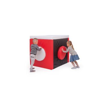 Schaumstoffhaus mit Fenstern