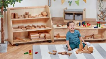 Natura Mobiles Regal, mit MINT-Bausteinen