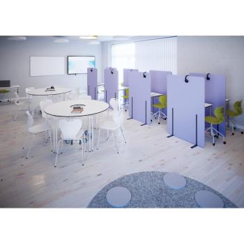 Klassenzimmer mit Trennwänden zur Schalldämmung
