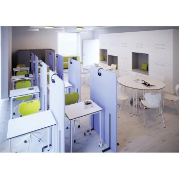 Klassenzimmer mit Trennwänden zur Schalldämmung