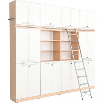 Regalwand mit Leiter, T 48, 4-reihig - Ahorn, Türen weiss (Grande 27)