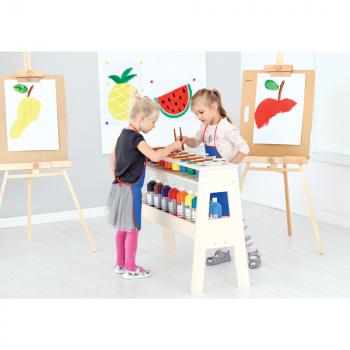 Beistelltisch mit Farben und Farbbecher