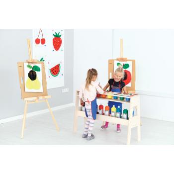 Beistelltisch mit Farben und Farbbecher