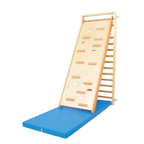 Kletterwand zum Einhängen, mit Stegen und Grifföffnungen