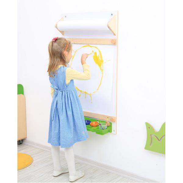 Wandstaffelei mit Papierrolle