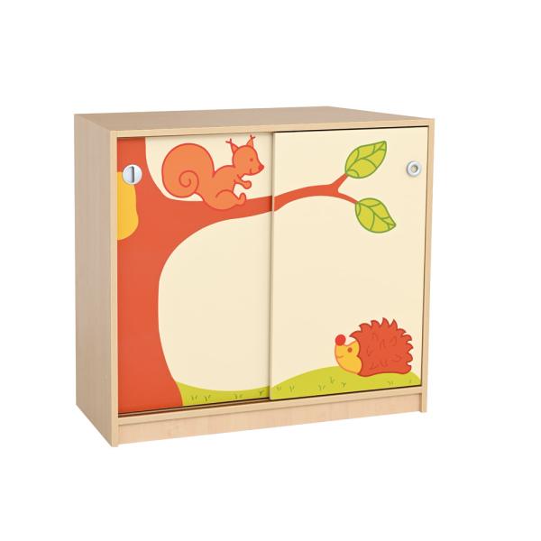 Phantasiewelt Schrank mit Eichhörnchen und Igel
