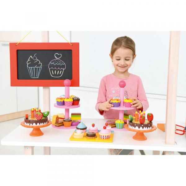 Etagere mit Süssgebäck, aus Holz