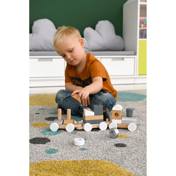 Holzzug mit weiss-grauen Bausteinen