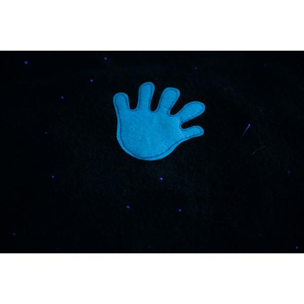 Leuchtender Teppich, Hände