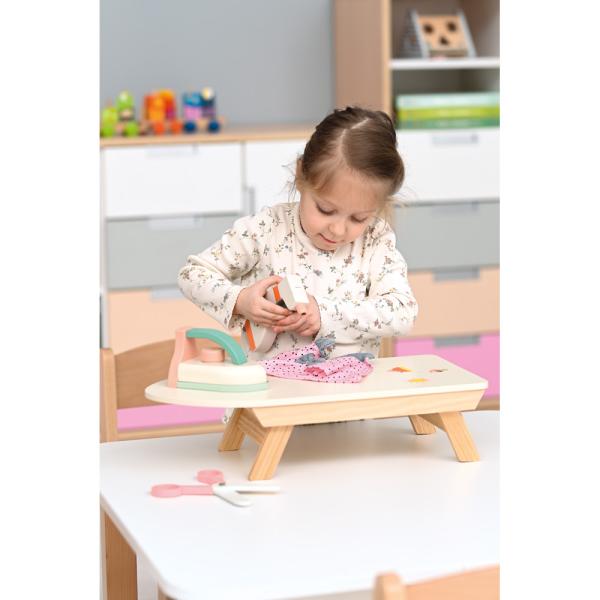 Bügelbrett mit Bügeleisen