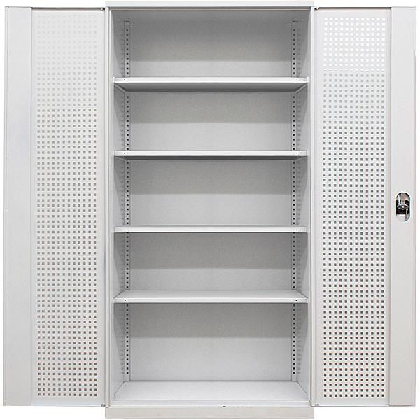 Sportartikelschrank mit Lochblechtüren