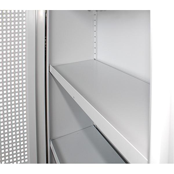 Sportartikelschrank mit Lochblechtüren