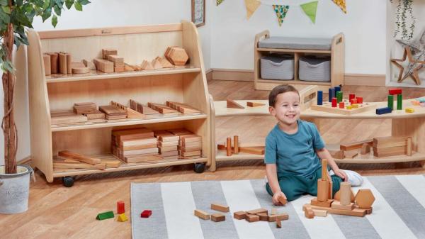 Natura Mobiles Regal, mit MINT-Bausteinen