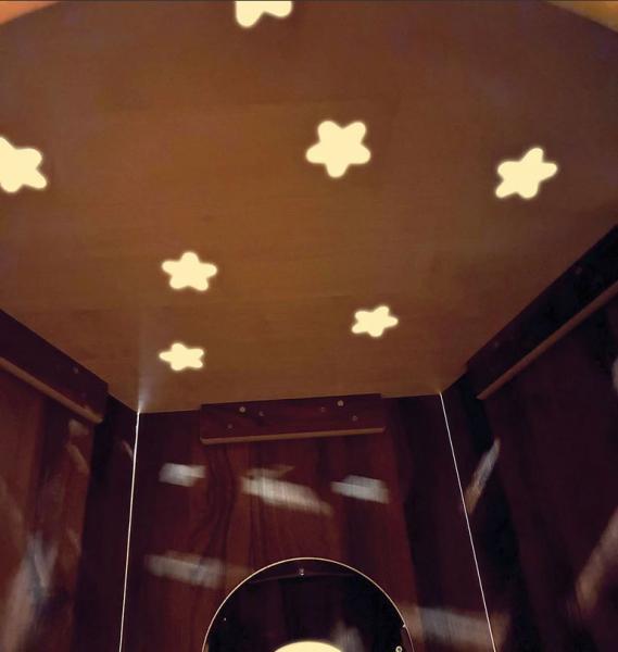 Baumstamm-Versteckhöhle