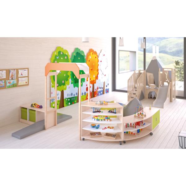 Kindergarten-Gruppenraum Quadro mit Spielburg Alpenblick