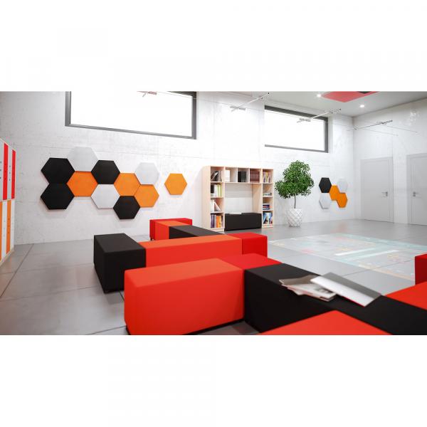 Schulkorridor mit Leseecke und Magischem Teppich