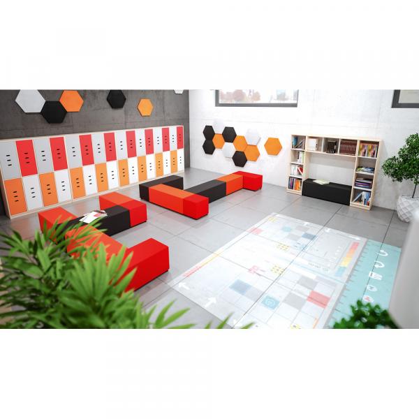 Schulkorridor mit Leseecke und Magischem Teppich