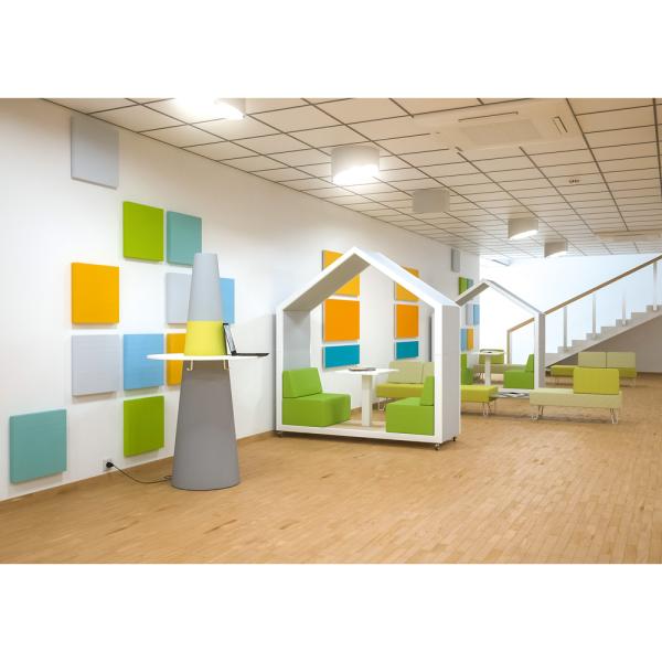 Aufenthaltsraum mit gemütlichem Treehouse