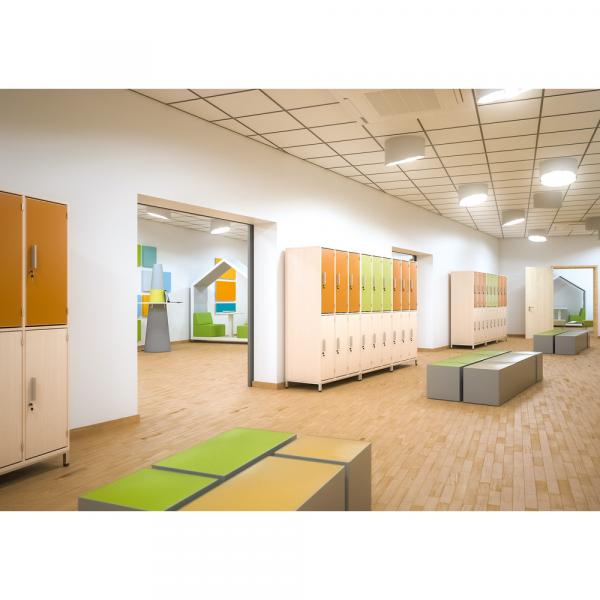 Aufenthaltsraum mit gemütlichem Treehouse