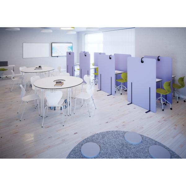 Klassenzimmer mit Trennwänden zur Schalldämmung