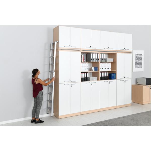 Regalwand mit Leiter, T 48, 4-reihig - Ahorn, Türen weiss (Grande 27)