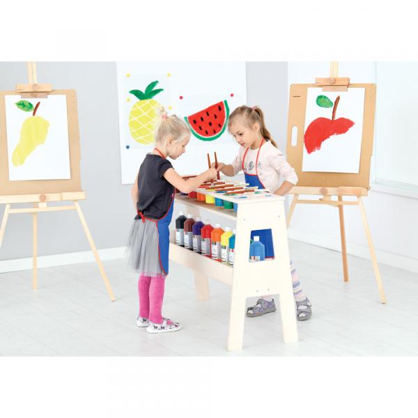 Beistelltisch mit Farben und Farbbecher