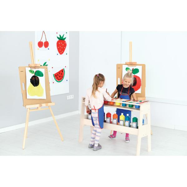 Beistelltisch mit Farben und Farbbecher